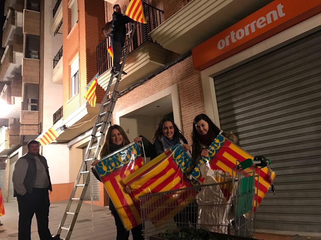  PUESTA DE BANDERAS FALLA SANTS PATRONS