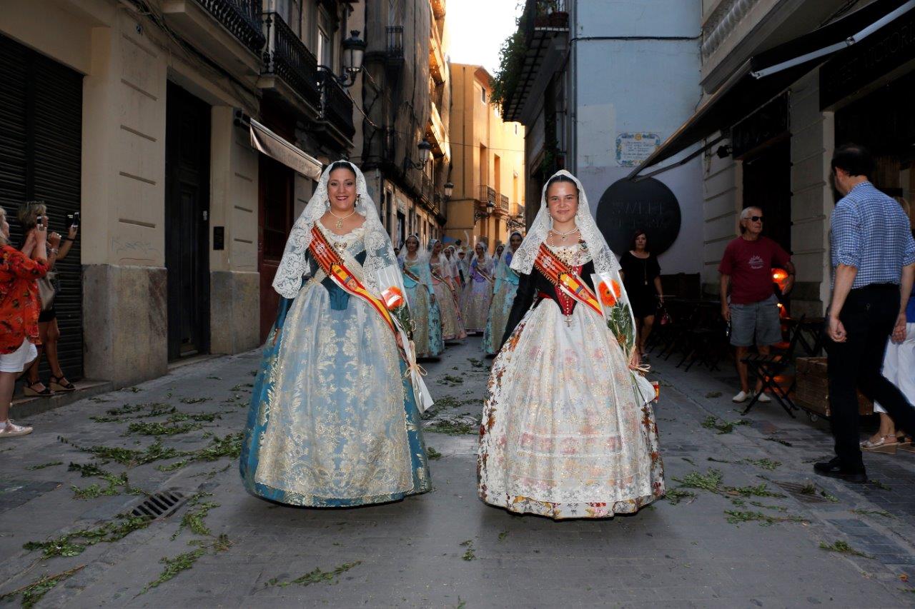  LAS FALLERAS MAYORES DE TORRENT  JUNTO A SUS CORTES DE HONOR, EN LA PROCESIÓN  A LA VIRGEN DEL CARMEN.