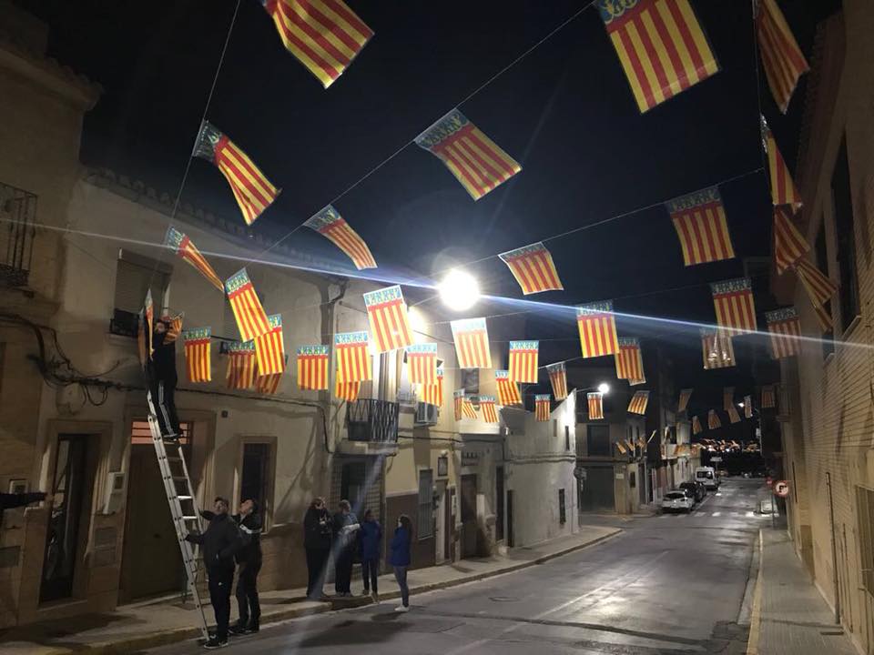  PUESTA DE BANDERAS EN TODA SU DEMARCACION FALLA SANTS PATRONS