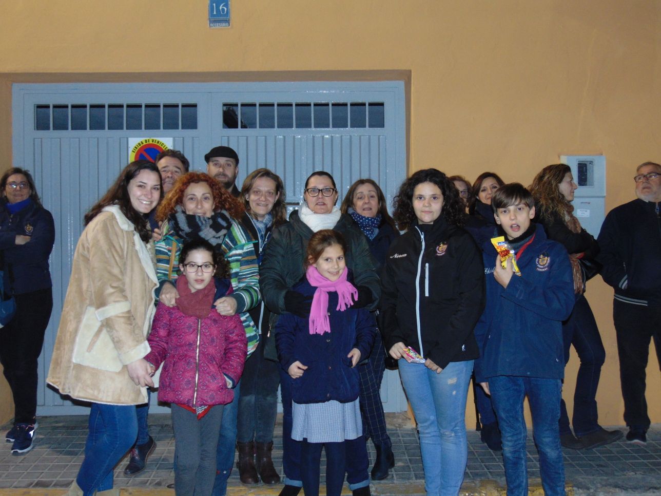  PUESTA DE BANDERAS A LOS REPRESENTANTES INFANTILES FALLA BARRI COTXERA