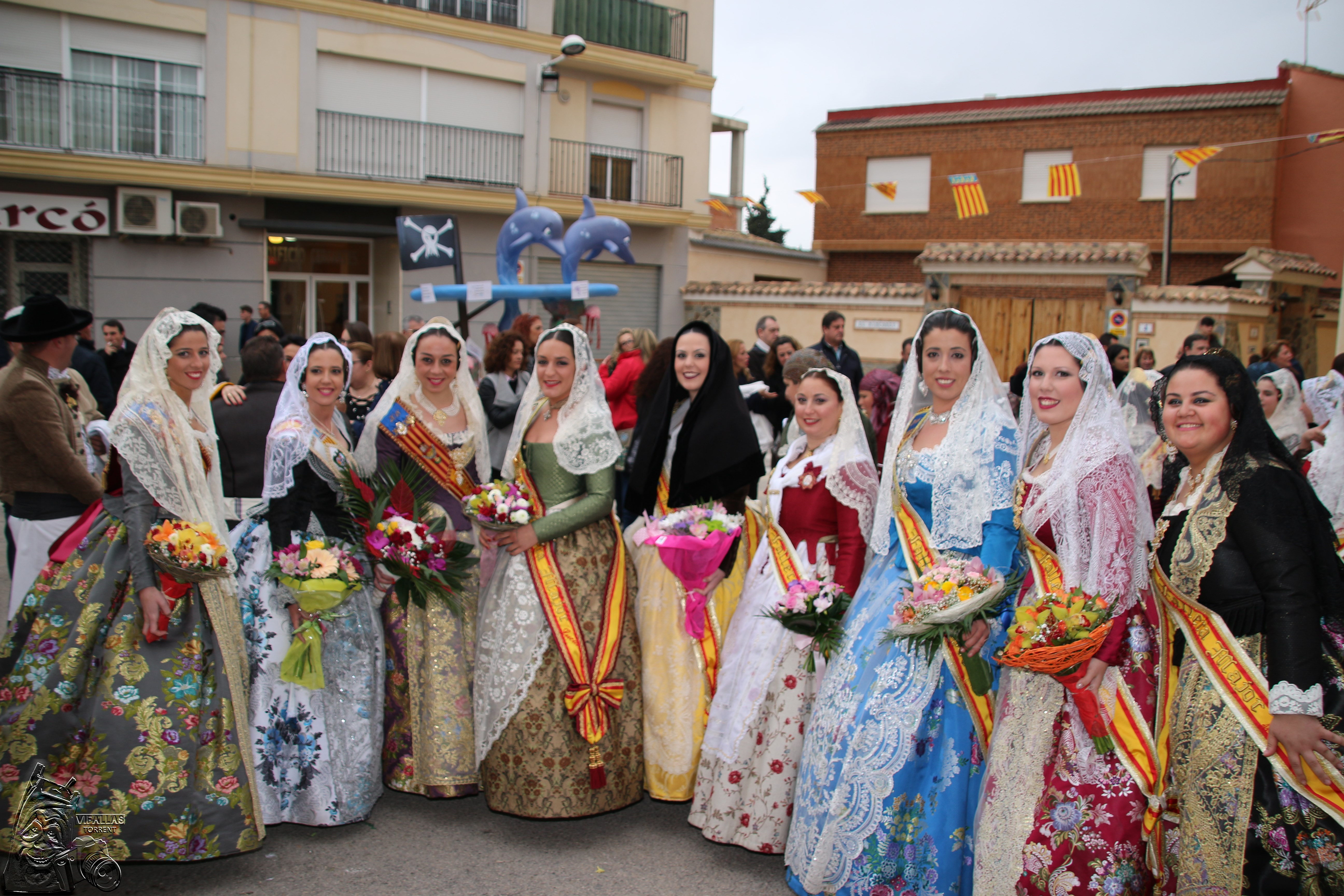  LES FALLES DE TORRENT EN LA OFRENA DE FLORS A LA MARE DE DÉU DELS DESAMPARATS EN MONTSERRAT.