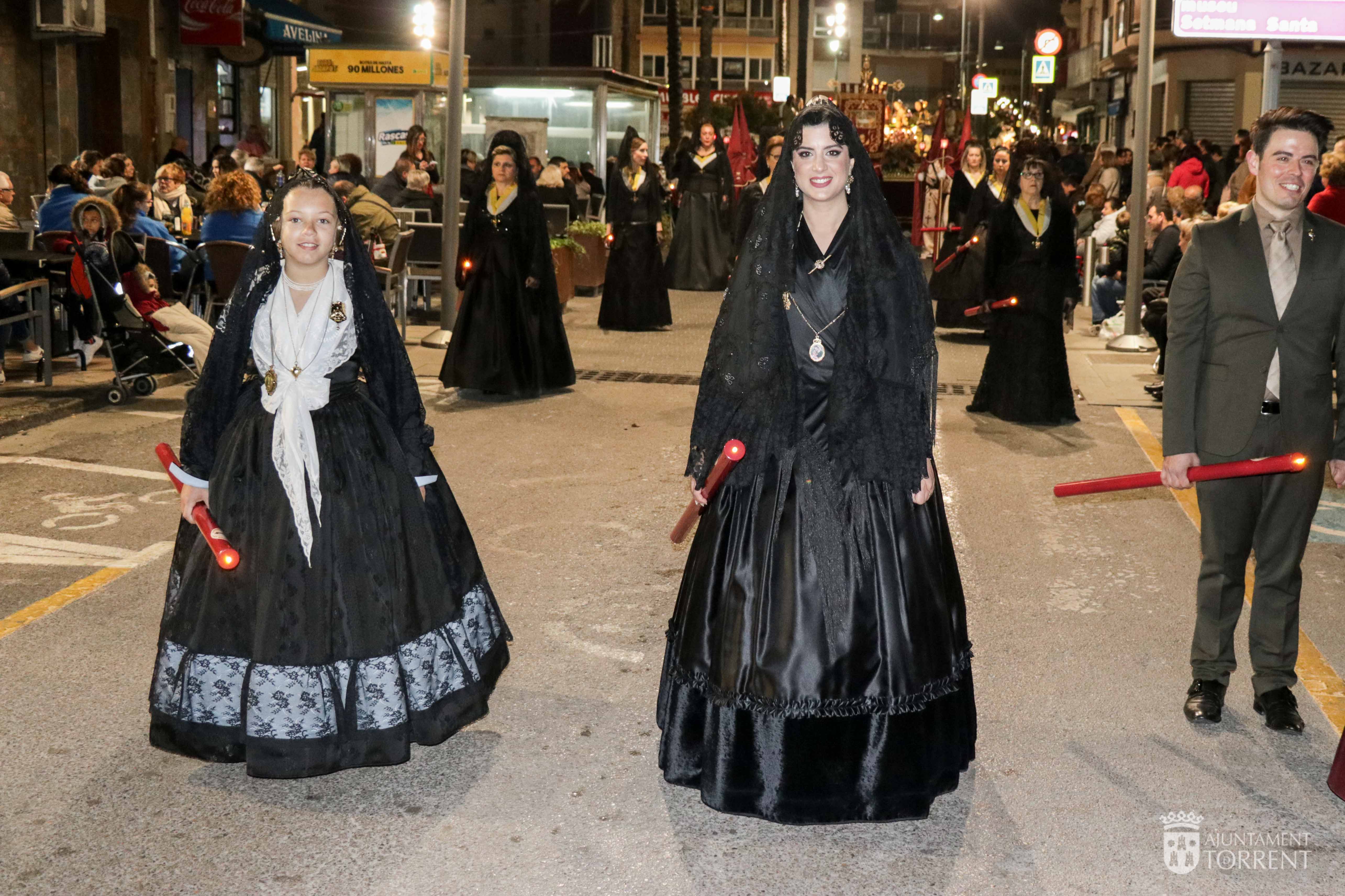  LAS FALLERAS MAYORES DE TORRENT EN EL SANTO ENTIERRO DE NUESTRA SEMANA SANTA.