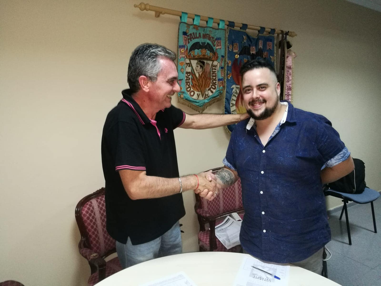  DAVID OJEDA FIRMA DE CONTRATO CON LA FALLA ANTONI PARDO