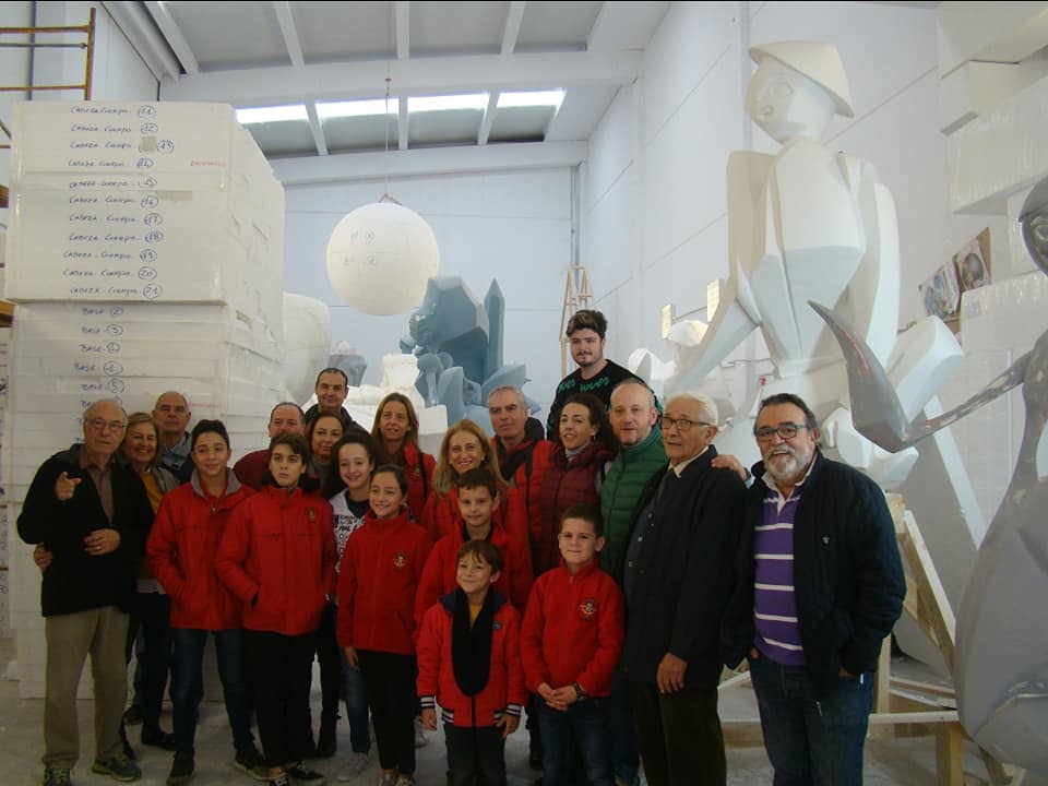  LOS FALLEROS DE RAMÓN Y CAJAL VISITAN EL TALLER FALLERO DE LUIS ENGUIDANOS.