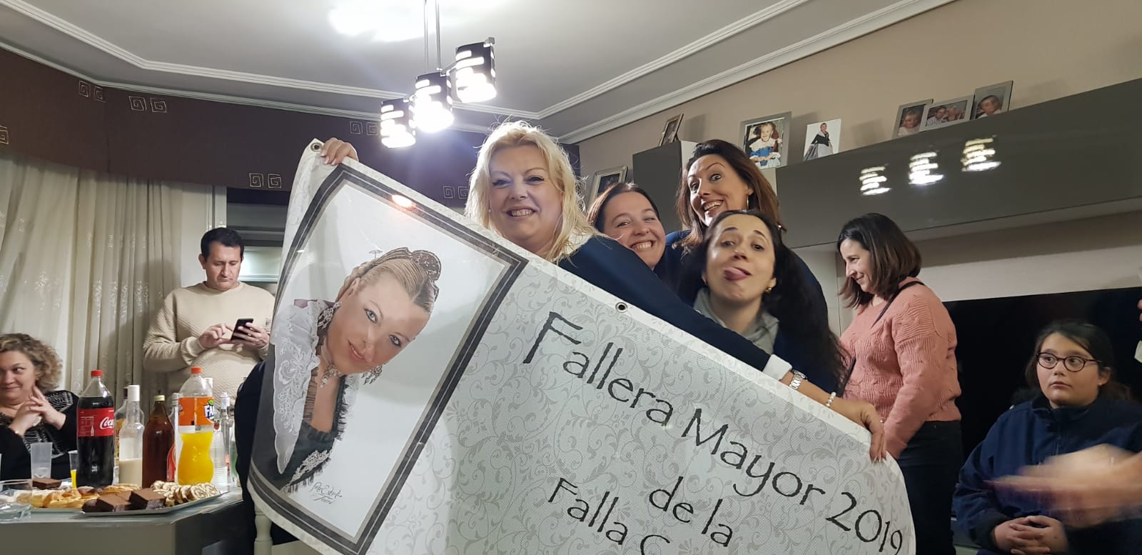  PUESTA CARTEL ANUNCIADOR DE LA FALLERA MAYOR 2019 FALLA CRONISTA