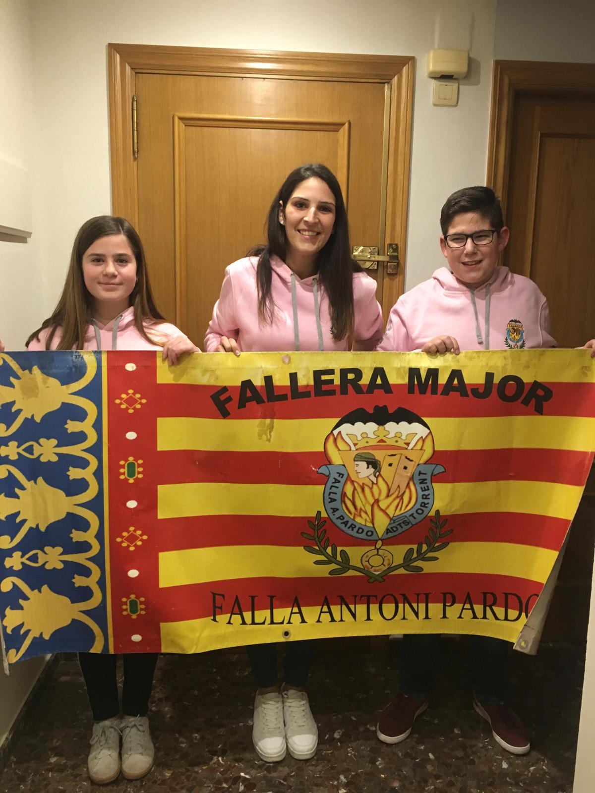  PUESTA CARTEL ANUNCIADOR DE LA FALLERA MAYOR 2019 FALLA ANTONI PARDO