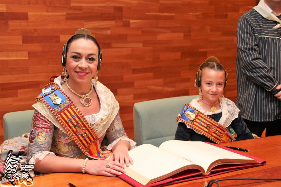  CARMEN RAGA Y LEYRE GALLEGO, FIRMAN EN EL LIBRO DE ORO, DE LA CIUDAD DE TORRENT