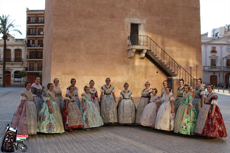  NUESTRAS FALLERAS MAYORES Y SUS CORTES, A LOS PIES DE NUESTRA TORRE.