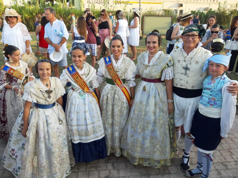  LOS REPRESENTANTES DE LA FALLA AVINGUDA, EN LA ROMERÍA DEL CRISTO DE LA SALUD DEL PALMAR.