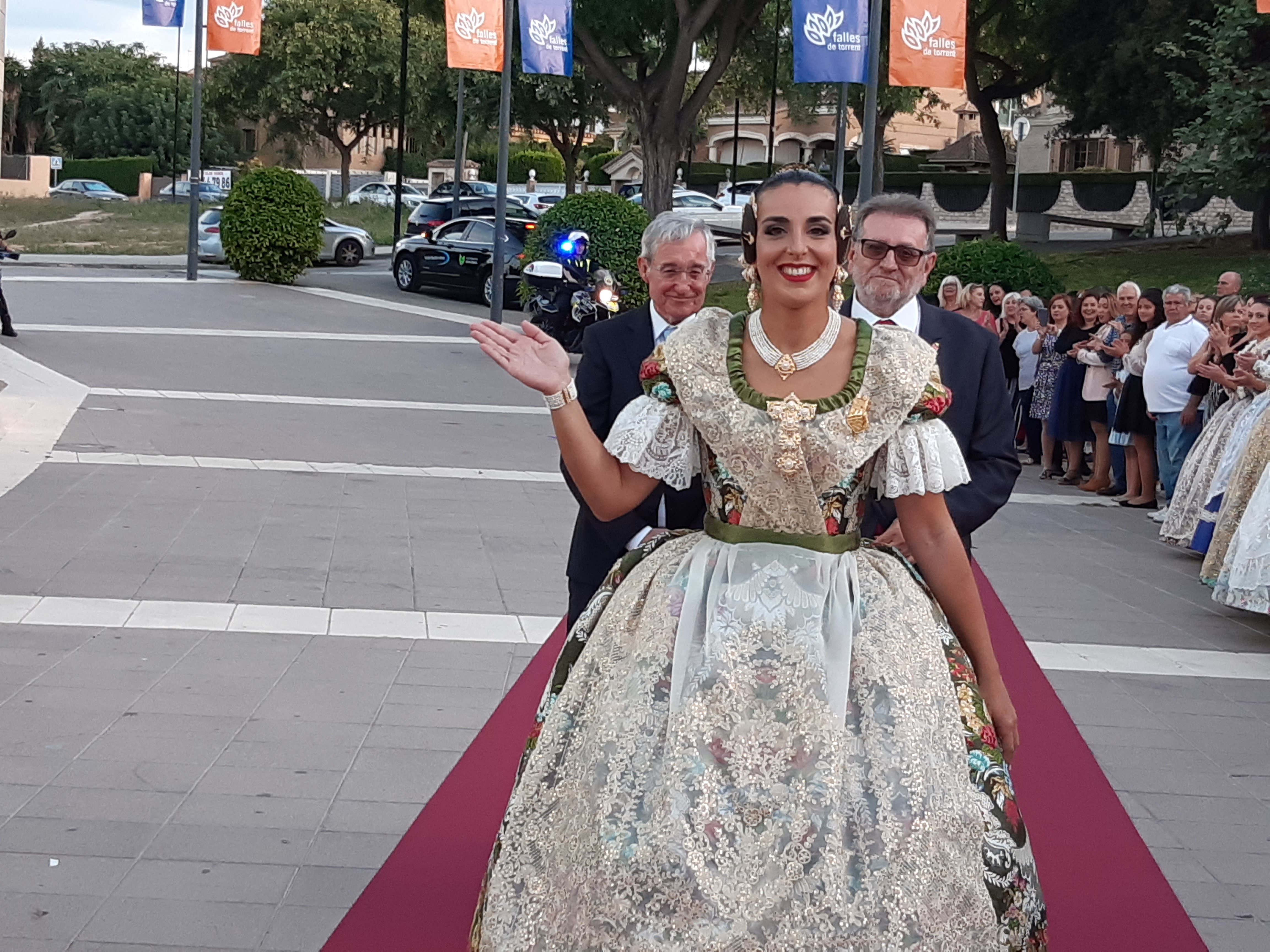  VERDE PICEA, ES EL COLOR DEL TRAJE, QUE LUCE ALICIA PALLARDO FMT 2020