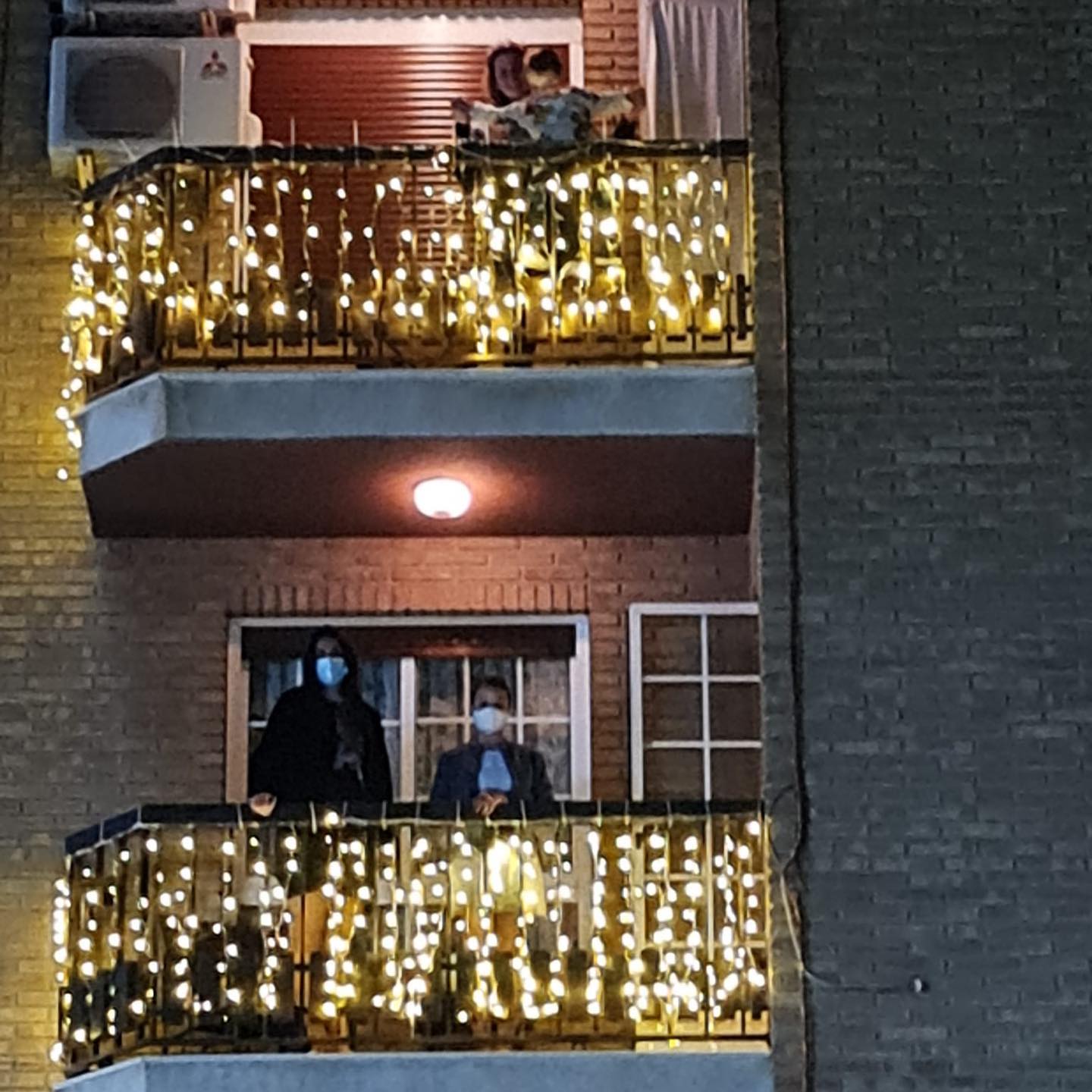  ALICIA Y SANDRA VISITANDO LA DECORACIÓN NAVIDEÑA DE “BALCONS NADAL 2020/2021)