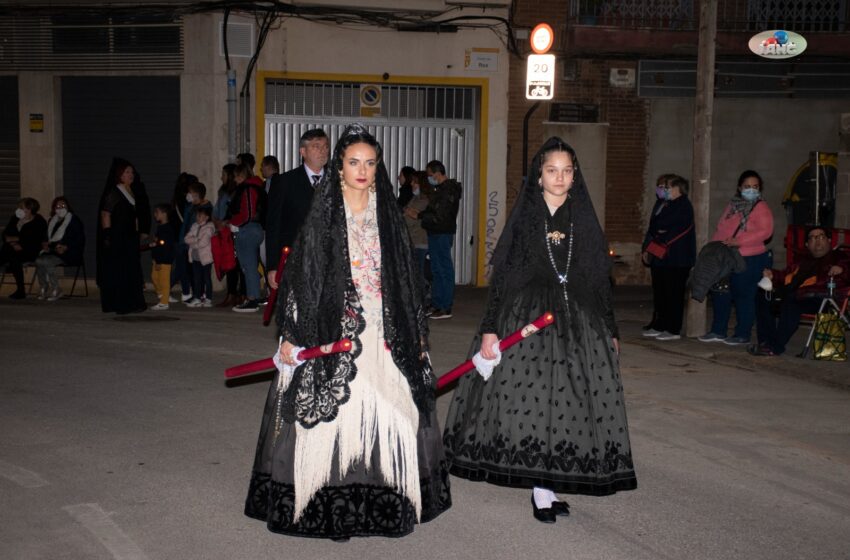  SARA Y PAULA, EN LA PROCESIÓN DEL SANTO ENTIERRO.