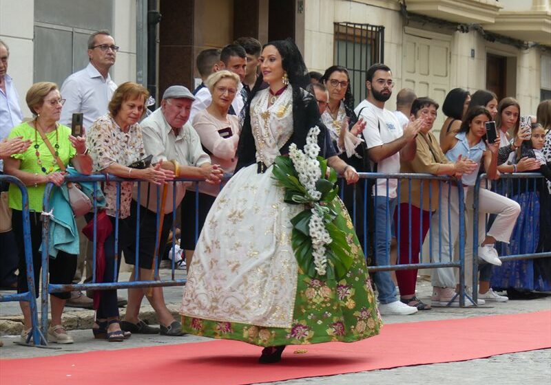  MARÌA PERIS, EN LA OFRENDA A LA VIRGEN DE LA CUEVA SANTA DE SEGORBE.