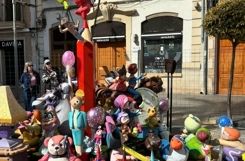  La Plaça de Torrent quema la falla infantil gracias a la solidaridad fallera